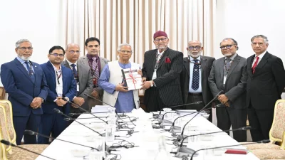 রোববার প্রধান উপদেষ্টার কাছে তদন্ত প্রতিবেদন তুলে দেন জাতীয় স্বাধীন তদন্ত কমিশন। ছবি: প্রেস উইং