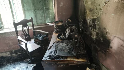 আগুনে কম্পিউটার, ল্যাপটপ, গুরুত্বপূর্ণ দাপ্তরিক কাগজপত্র, চেয়ার-টেবিলসহ বিভিন্ন সামগ্রী পুড়ে গেছে। ছবি: ইনডিপেনডেন্ট টেলিভিশন