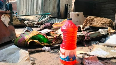 ঘটনাস্থল থেকে বোতল ভর্তি পেট্রল উদ্ধার করা হয়েছে।&nbsp;ছবি: ইনডিপেনডেন্ট টেলিভিশন