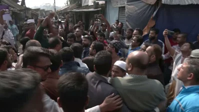 ফুয়াদকে উদ্দেশ্য করে &lsquo;ভুয়া ভুয়া&rsquo; স্লোগান দিয়ে দিতে শোনা যায়। ছবি: ভিডিও থেকে নেওয়া 