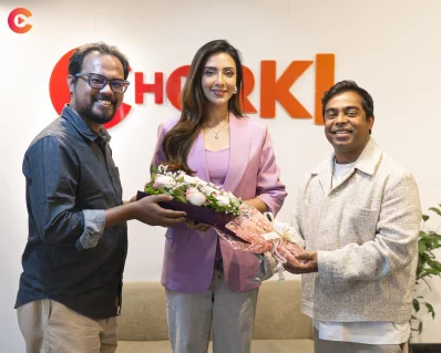 চুক্তিস্বাক্ষর অনুষ্ঠানে বিদ্যা সিনহা মিম, কাজী আসাদ ও রেদওয়ান রনি। ছবি: চরিক 