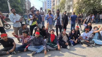 ভারতীয় সহকারী হাইকমিশনারের কার্যালয় ঘেরাও করে বিক্ষোভ করছে জুলাই যোদ্ধারা। ছবি: ইনডিপেনডেন্ট&nbsp;