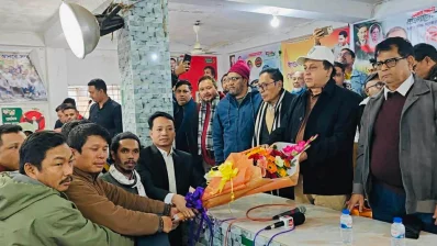 যোগ দেওয়া নবাগত সদস্যদের ফুলের শুভেচ্ছা দিয়ে বরণ করে নেন খাগড়াছড়ি জেলা বিএনপির সভাপতি ওয়াদুদ ভূইয়া। ছবি: ইনডিপেনডেন্ট টেলিভিশন