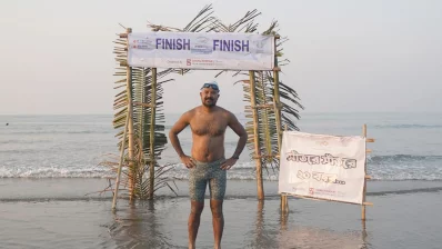 সাঁতার কেটে সফলভাবে বাংলা চ্যানেল পাড়ি দিয়েছেন জাহিদুল ইসলাম জাহিদ। ছবি: সংগৃহীত