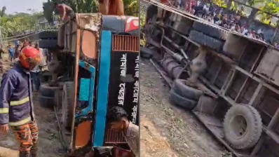 বাসটি নিয়ন্ত্রণ হারিয়ে পাশের খাদে পড়ে উল্টে যায়। ছবি: ভিডিও থেকে নেওয়া