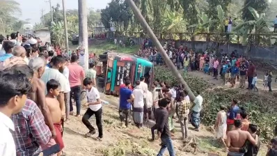  বাস ও অটোরিকশার মুখোমুখি সংঘর্ষে তিনজন নিহত হয়েছেন। ছবি: ভিডিও থেকে নেওয়া