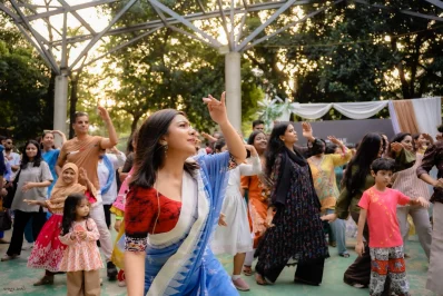 শিক্ষার্থীদের সঙ্গে অর্থী আহমেদ। ছবি: ফেসবুক থেকে নেওয়া