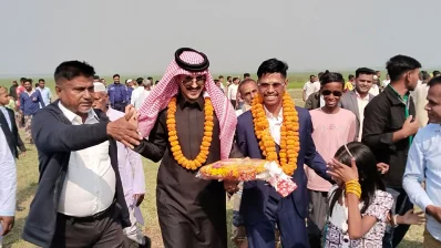 সৌদি কফিলকে নিয়ে হেলিকপ্টারে গ্রামে ফিরলেন প্রবাসী যুবক। ছবি: ইনডিপেনডেন্ট টেলিভিশন