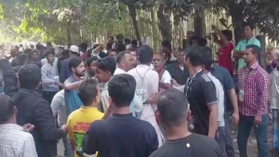 বিএনপি-জামায়াতের সমর্থকদের মধ্যে পাল্টাপাল্টি ধাওয়ার ঘটনা ঘটে। ছবি: ইনডিপেনডেন্ট টেলিভিশন