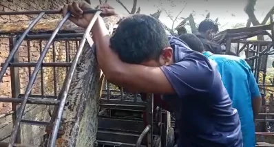 পুড়ে যাওয়া অটোরিকশা ধরে কাঁদছেন চালক। ছবি: ভিডিও থেকে নেওয়া