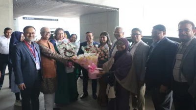 সকালে মিরপুরে পৌঁছালে দীর্ঘদিনের সহকর্মীরা অধ্যাপক ইউনূসকে ফুল দিয়ে অভ্যর্থনা জানান।&nbsp;ছবি: সংগৃহীত