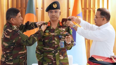 মেজর জেনারেল কায়সার রশিদ চৌধুরীকে &lsquo;র&zwnj;্যাঙ্ক ব্যাজ&rsquo; পরিয়ে দেন প্রধানমন্ত্রী। ছবি: পিএমও