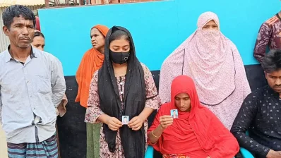 নিখোঁজ প্রবাসী রফিকুল ইসলামের অপেক্ষায় তাঁর স্ত্রী ও সন্তাদেরা। ছবি: ইনডিপেনডেন্ট টেলিভিশন