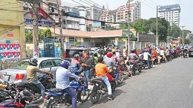 সরকার বলছে, স্বাভাবিক চাহিদা পূরণের জন্য বাংলাদেশে প্রয়োজনীয় মজুত ও তেল আমদানি করা হচ্ছে। ফাইল ছবি