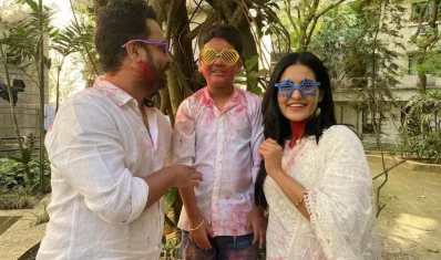হলিতে সন্তান সহজের সঙ্গে রাহুল ও প্রিয়াঙ্কা। ছবি: সংগৃহীত