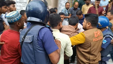 সংঘর্ষে ওসিসহ ২০ জন আহত হয়েছেন। ছবি: ইনডিপেনডেন্ট টেলিভিশন