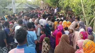 মরদেহ উদ্ধারের পর নিহত শিশুর বাড়িতে স্বজন ও স্থানীয়দের ভিড়। ছবি: ইনডিপেনডেন্ট টেলিভিশন