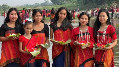 নদীতে ফুল ভাসিয়ে শুরু বিজু উৎসব পালন করেন তরুণ-তরুণীরা। ছবি: ইনডিপেনডেন্ট টেলিভিশন