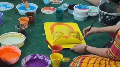 কেউ রং তুলির কাজে, আবার কেউ আঁকছেন ছবি। ছবি: ভিডিও থেকে নেওয়া