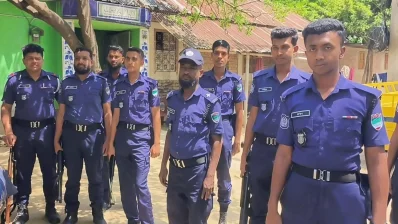 বাউল শিল্পী শফি মন্ডলের গ্রামের বাড়িতে অতিরিক্ত পুলিশ মোতায়েন করা হয়েছে। ছবি: ইনডিপেনডেন্ট টেলিভিশন