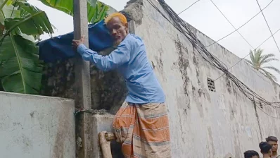 মই বেয়ে চলাচল করছে ১০টি পরিবারের বয়োবৃদ্ধসহ বিভিন্ন বয়সি মানুষ। ছবি: ইনডিপেনডেন্ট টেলিভিশন