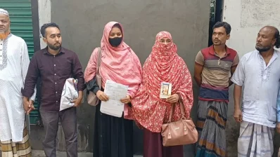 রাস্তা খুলে দেওয়ার দাবিতে সোমবার দুপুরে মানববন্ধনও করেছেন এলাকাবাসী। ছবি: ইনডিপেনডেন্ট টেলিভিশন
