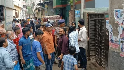 খবর পেয়ে ঘটনাস্থল পরিদর্শন করে পুলিশ। ছবি: ইনডিপেনডেন্ট টেলিভিশন