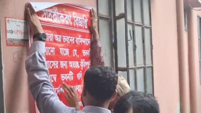 ঝুঁকিপূর্ণ দুটি ভবনে সতর্কীকরণ বিজ্ঞপ্তি টাঙিয়ে দেওয়া হয়। ছবি: ইনডিপেনডেন্ট টেলিভিশন