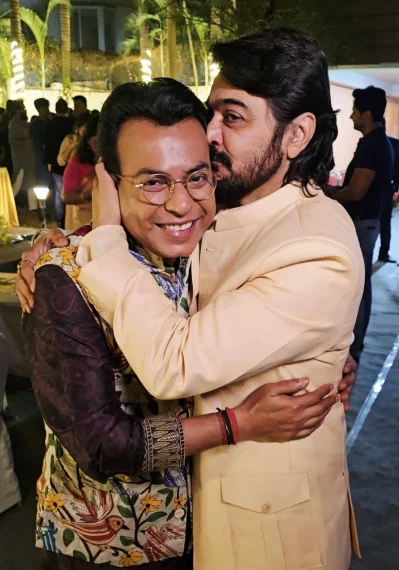 প্রসেনজিতের স্নেহডোরে রুদ্রনীল। ছবি: ফেসবুক থেকে নেওয়া