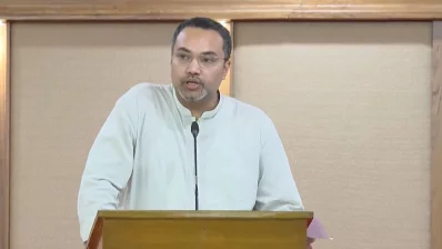 সংবাদ সম্মেলনের বিএনপি সরকারের ১০০ দিনের অগ্রগতি তুলে ধরেন প্রধানমন্ত্রীর উপদেষ্টা মাহ্দী আমিন। ছবি: ভিডিও থেকে নেওয়া