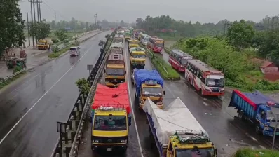 একাধিক গাড়ি বিকল ও দুর্ঘটনার কারণে যানজটের সৃষ্টি হয়েছে। ছবি: ইনডিপেনডেন্ট টেলিভিশন