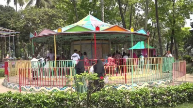 দেশের পার্কগুলোতে ঈদের আনন্দঘন সময় কাটাচ্ছে শিশুরা। ছবি: ইনডিপেনডেন্ট