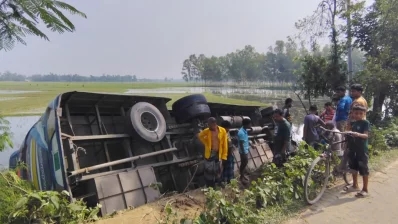 নিয়ন্ত্রণ হারিয়ে রাস্তার পাশের খাদে পড়ে যায় যাত্রীবাহী বাসটি। ছবি: ইনডিপেনডেন্ট