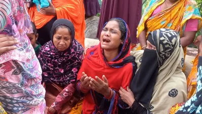 নিহতের স্বজনদের আহাজারি। ছবি: ইনডিপেনডেন্ট