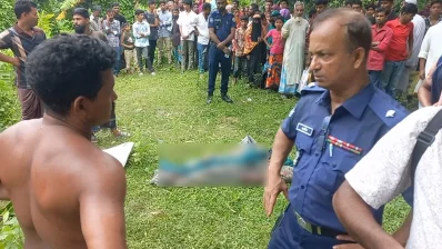 খবর পেয়ে ঘটনাস্থল থেকে মরদেহ উদ্ধার করেছে পুলিশ। ছবি: ইনডিপেনডেন্ট