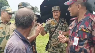 সীমান্তের শূন্য রেখায় বিজিবি ও বিএসএফ সদস্যদের মধ্যে উত্তপ্ত বাক্যবিনিময় হয়। ছবি: ভিডিও থেকে নেওয়া