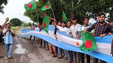 আনুষ্ঠানিকতার মধ্যে দিয়ে বালুদিয়ার গ্রামজুড়ে ২০২২ ফুট দৈর্ঘ্যের পতাকাটি টাঙানো হয়।&nbsp;ছবি: ইনডিপেনপেন্ট 