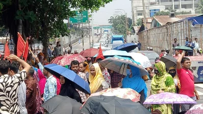 অবরোধের কারণে বিজয় সরনীর ফ্লাইওভারের যাওয়ার পথ বন্ধ হয়ে যায়। ছবি: ইনডিপেনডেন্ট 
