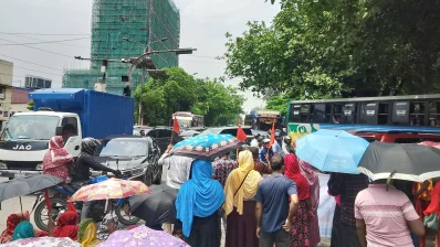অবরোধের ফলে চরম ভোগান্তিতে পড়েছেন সাধারণ যাত্রী ও অফিসগামী মানুষ। ছবি: ইনডিপেনডেন্ট