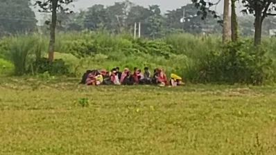 সীমান্তের শূন্য রেখার ভারতীয় অংশে অবস্থান করছে ২০ জন। ছবি: ইনডিপেনডেন্ট