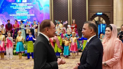 মালয়েশিয়ার প্রধানমন্ত্রীর কার্যালয় &lsquo;পেরদানা পুত্রা&rsquo; ভবনে মালয়েশিয়ার প্রধানমন্ত্রী আনোয়ার ইব্রাহিম ও  বাংলাদেশের প্রধানমন্ত্রী তারেক রহমান একান্ত বৈঠক করেন। ছবি: পিএমও