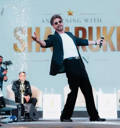 বলিউডে ৩৪ বছরপূর্তি উপলক্ষে ম্যাঙ্গালুরুতে শাহরুখ। ছবি: ইনস্টাগ্রাম থেকে নেওয়া