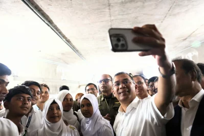 জাতীয় সংসদ ভবনে আসা বিভিন্ন শিক্ষা প্রতিষ্ঠানের শিক্ষার্থীদের সঙ্গে সেলফি তোলেন প্রধানমন্ত্রী তারেক রহমান। ছবি: পিএমও