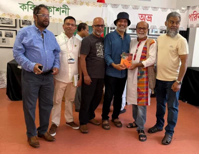 পূর্ব লন্ডনে চতুর্দশ বাংলাদেশ বইমেলায় কবি&ndash;লেখক&ndash;গবেষকরা। ছবি: লেখক