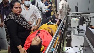 অসুস্থ শ্রমিকদের তাৎক্ষণিকভাবে হাসপাতালে নেওয়া হয়। ছবি: ইনডিপেনডেন্ট