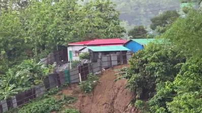 ঝুঁকি নিয়ে পাাহাড়ের পাদদেশে বসবাস করছে মানুষ। ছবি: ইনডিপেনডেন্ট