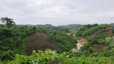 টানা বৃষ্টিতে ঝুঁকিপূর্ণ হয়ে উঠেছে বান্দরবানের পাহাড়। ছবি: ইনডিপেনডেন্ট