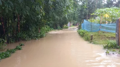 হবিগঞ্জের অনেক গ্রামের রাস্তাঘাট তলিয়ে গেছে। ছবি: ইনডিপেনডেন্ট