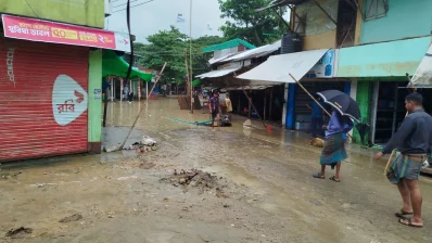 বিভিন্ন এলাকা থেকে পানি নেমা যাওয়া ঘরে ফিরছে মানুষ। ছবি: ইনডিপেনডেন্ট