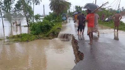 পানির স্রোতে স্থানীয় সড়ক ভেঙে গেছে। ছবি: ইনডিপেনডেন্ট